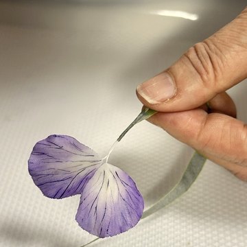角度をつけて組む手元